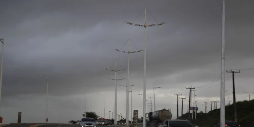 Avenida sob céu carregado e com muitas nuvens
